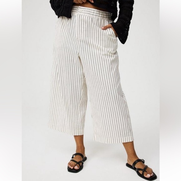 Torrid - High-Rise cropped linen pant - Picture 1 of 5